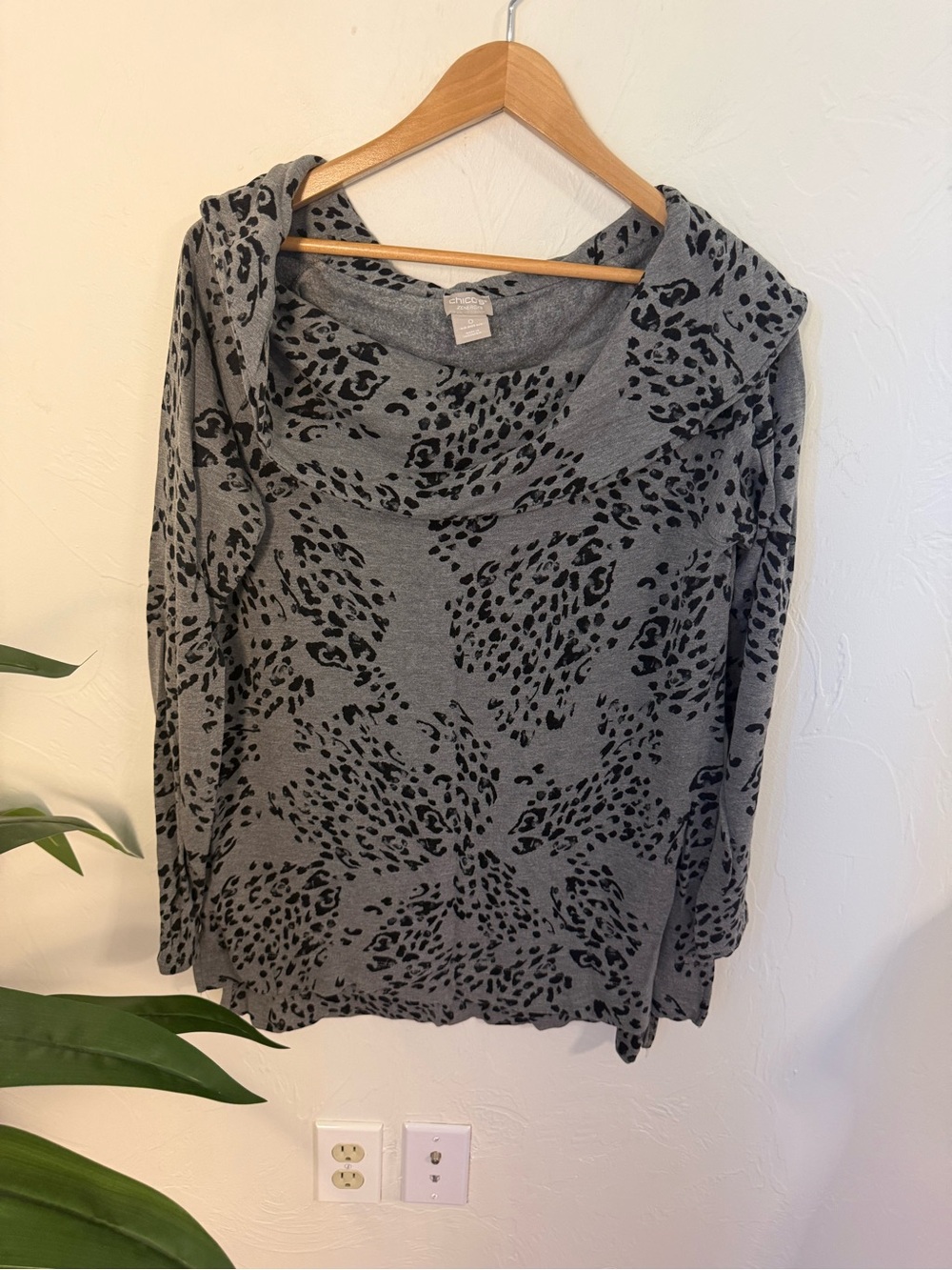 Chico’s Zenergy Gray Black Leopard Print Cowl Tunic Top Size 0 S